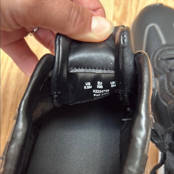 DKNY Sneakers Black and White - Picture 3 of 5